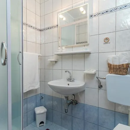 Ferienwohnung Fuer 4 Personen Ca 37 Qm In Okrug Gornji, Dalmatien Mitteldalmatien Apartment *