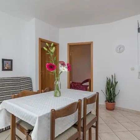 Ferienwohnung Fuer 4 Personen Ca 37 Qm In Okrug Gornji, Dalmatien Mitteldalmatien Apartment
