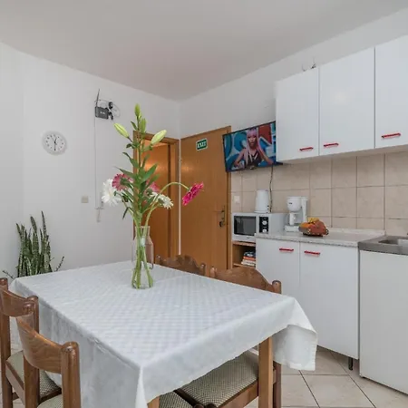 Apartment Ferienwohnung Fuer 4 Personen Ca 37 Qm In Okrug Gornji, Dalmatien Mitteldalmatien *