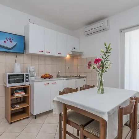 Ferienwohnung Fuer 4 Personen Ca 37 Qm In Okrug Gornji, Dalmatien Mitteldalmatien Apartment *