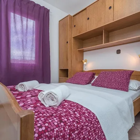 Ferienwohnung Fuer 4 Personen Ca 37 Qm In Okrug Gornji, Dalmatien Mitteldalmatien Apartment