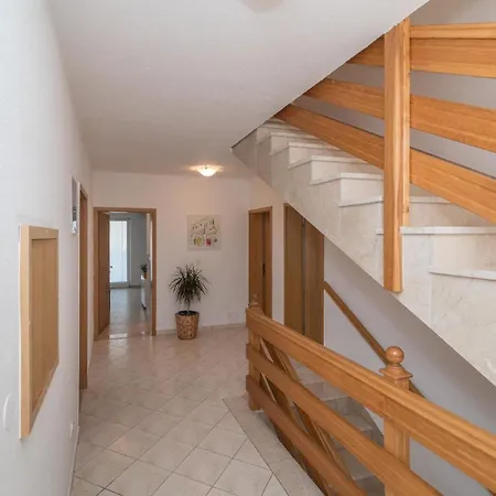 Apartment Ferienwohnung Fuer 4 Personen Ca 37 Qm In Okrug Gornji, Dalmatien Mitteldalmatien *